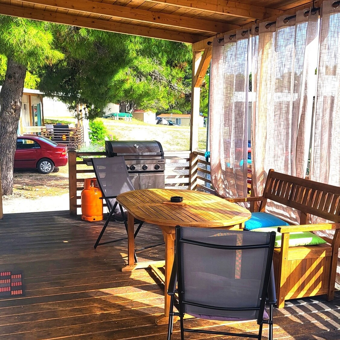 Kućica Zelena - terasa s roštiljem, vrt, borova šuma, Kamp Dole