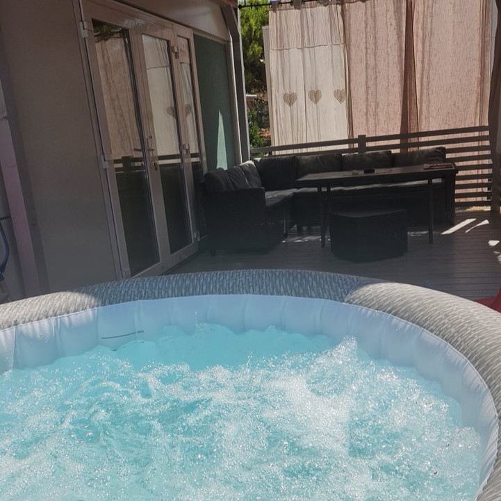 Kućica Žuta - privatni jacuzzi na terasi, pogled na Biokovo